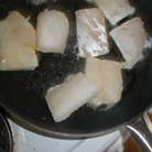 Овощи залить крутым кипятком и дать им постоять. Тем временем обжарить на оливковом масле рыбу с обеих сторон примерно по 1-2 минуты. 