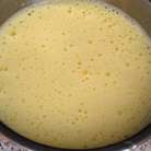 Бисквит: В яйца влить  2 ст.л. кипятка и  взбить миксером на максимальной скорости. Не выключая миксер, постепенно ввести сахар. 