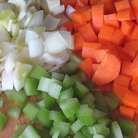 Морковь, лук-порей и сельдерей нарезать кубиками.