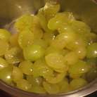 Ягоды винограда помыть,разрезать пополам и удалить косточки.