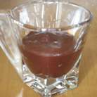 Бокал или стеклянную чашку наполнить растопленным шоколадом на 1/3.
Посыпать какао.
