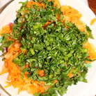 Когда овощи протушились, выложите их в глубокую миску и остудите. Петрушку мелко порубите, добавьте к моркови с луком и перемешайте.