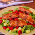 Разогреть на сковороде 1 ст.л. оливкового масла и обжарить рыбу по 5 минут с каждой стороны.Затем нарезать ломтиками и выложить на салат.Приятного аппетита:)