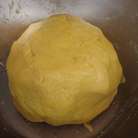 Добавить яйцо, желток, сахар, цедру лимона и быстро замесить тесто. Сформировать шар, завернуть в пищевую плёнку и поместить в холодильник на 1 час.