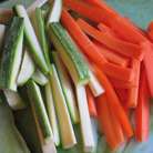 Морковь и цукини нарезать соломкой.Бланшировать овощи по отдельности  в кипящей подсоленной воде 2 минуты.Откинуть овощи на дуршлаг и погрузить его в миску с очень холодной водой со льдом, чтобы остановить процесс варки.Ещё раз откинуть на дуршлаг.