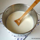 Для крема: 500 мл молока смешать со сгущенным молоком в кастрюльке, поставить на огонь и сварить сироп.<br />

