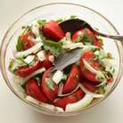 В большой миске смешать помидоры, лук, чеснок, зелень. Залить маринадом, аккуратно перемешать.