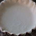 Слоеное тесто тонко раскатать и вырезать круги диаметром 12 см.Выложить тесто в тарталетки  диаметром 10 см.