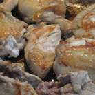 Курицу вынуть из маринада и обжарить на сухой сковороде на сильном огне 6-7 минут,постоянно переворачивая.