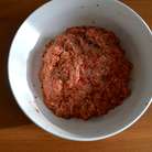 В конце добавить 2 яичных белка и как следует смешать полученный фарш до однородного состояния.