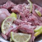 Мясо положить в глубокую миску,добавить розовый перец,лимон и лимонный сок, накрыть пищевой плёнкой и поставить в холодильник на 3 часа.