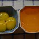 Яйца разделить на белки и желтки. Белки накрыть крышкой и убрать в холодильник.