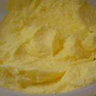 Мягкий маргарин растереть с сахаром. По одному добавлять желтки и мешать до однородности.