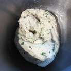 Вымешивайте до тех пор пока тесто соберётся в комок и станет отставать от стен чаши. 