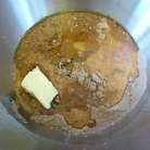 К сухой смеси добавляем яйца, оливковое масло, размягченное сливочное масло (масло заранее достаем из холодильника, чтобы оно согрелось до комнатной), молоко, ванильный экстракт (если таковой имеется), и в конце - ложку уксуса (не выше 6%). Все тщательно перемешиваем миксером в течении 4-5 минут. Масса должна стать однородной и глянцевой. 