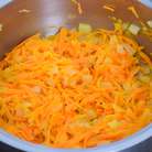 Лук и морковь натереть на крупной тёрке,положить в сотейник и обжарить в 3 ст.л. растительного масла 10-15 минут.