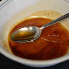 Приготовим глазурь, смешав мед и соевый соус.