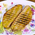 Разогреть сковороду-гриль и подсушить хлеб с двух сторон, затем снять со сковороды и сбрызнуть оливковым маслом.