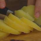 Картофель нарезать толстыми ломтиками.