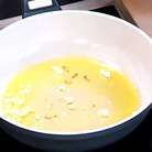Разогреть в сковороде 2 ст. ложки оливкового масла и обжарить чеснок.