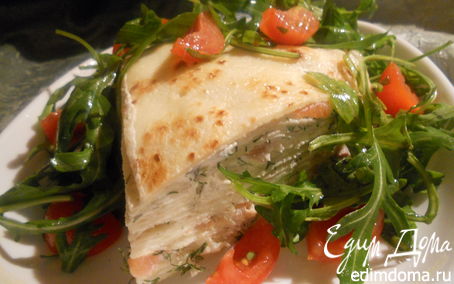 Рецепт Блинный пирог со сливочным сыром, форелью и салатом из руколы