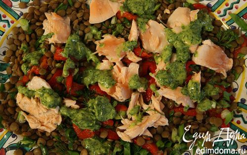 Рецепт Теплый салат из чечевицы с семгой, сладким перцем и свежей зеленью