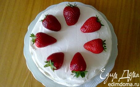 Рецепт Бисквитный торт с клубникой и взбитыми сливками