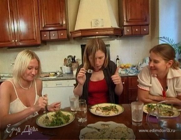 Три девицы и младенец в люльке