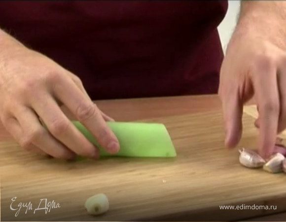 Как почистить чеснок