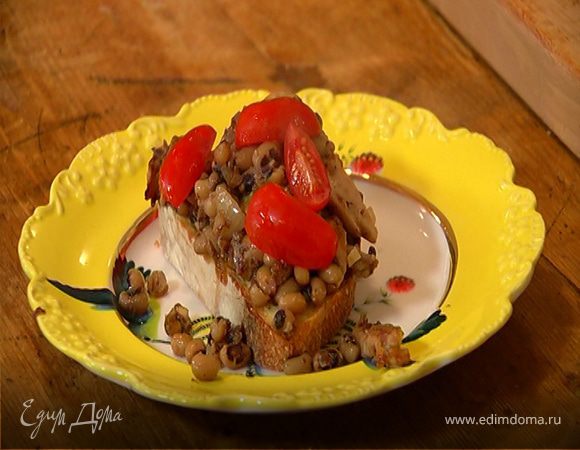 Салат из фасоли с грибами, помидорами и тапенадом 