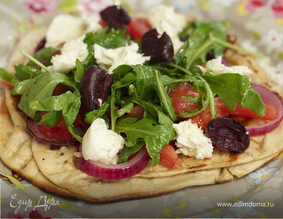 Пита с моцареллой, руколой и помидорами 