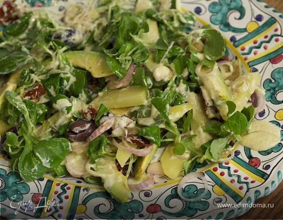 Салат с авокадо, картофелем и маслинами 