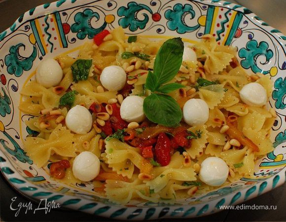Салат из макарон с запеченным перцем и моцареллой 