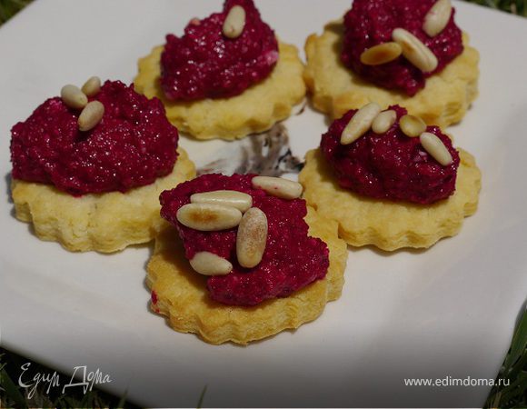 Печенье из пармезана со свекольным песто 