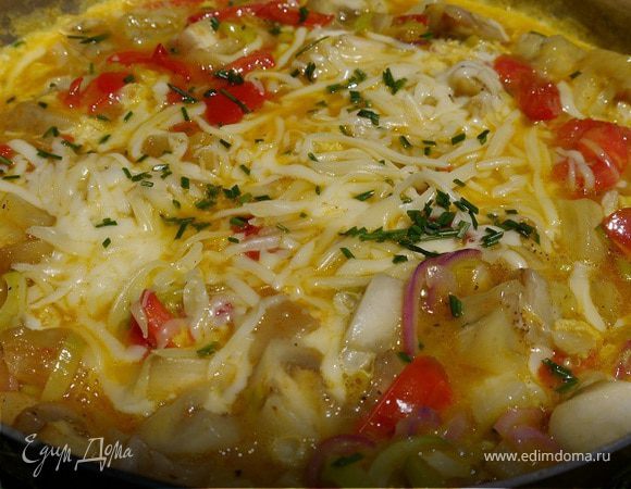 Омлет с баклажанами, помидорами и луком 