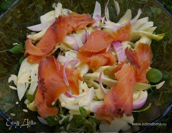 Салат с картофелем, фенхелем и копченой семгой 