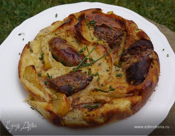 Домашние колбаски, запеченные в тесте с яблоками 