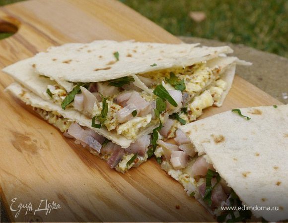 Лаваш с яйцом, селедкой и зеленью 