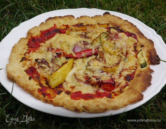 Быстрая пицца с перцем, цукини и красным луком 