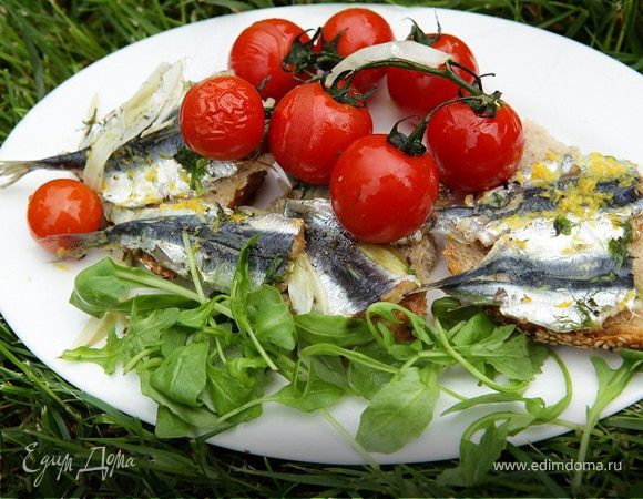 Сардинки, запеченные с фенхелем и помидорами черри 