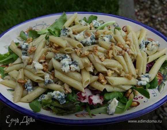 Салат с макаронами, горгонзолой и грецкими орехами 