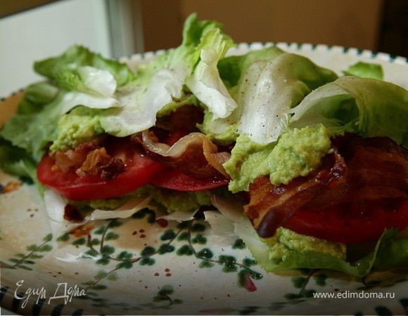 Сэндвич из листьев салата, помидоров и грудинки 