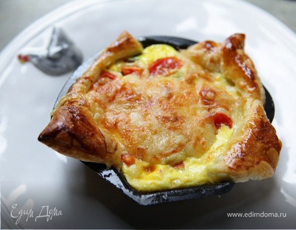 Мини-киш с ветчиной, зеленым луком и помидорами черри 