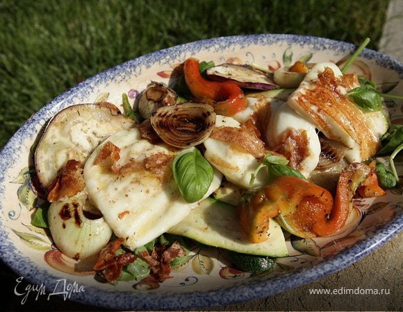 Салат из запеченных овощей c сыром и луком на гриле 