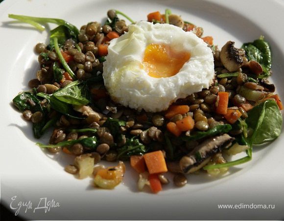 Салат из чечевицы с овощами, шампиньонами и жареными яйцами 