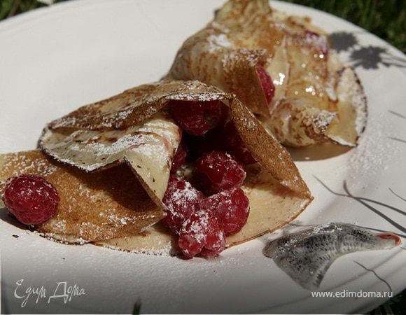 Блины на завтрак со свежей малиной