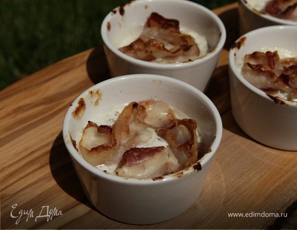 Запеченная моцарелла с беконом и шалфеем 