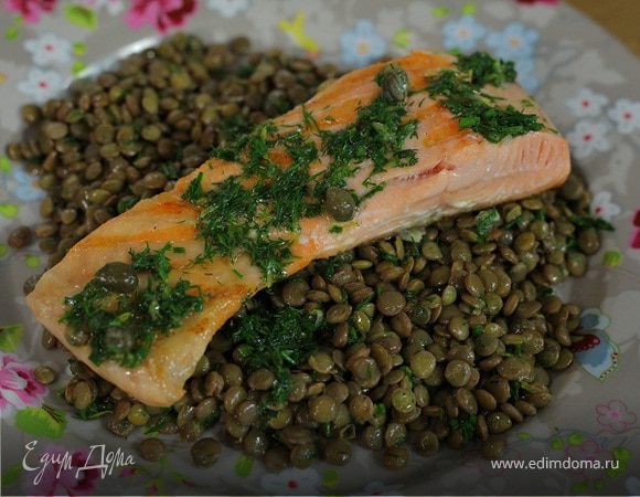 Семга с чечевицей и соусом из каперсов 