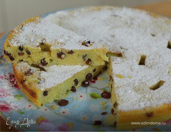 Пирог из поленты с творогом, изюмом и кедровыми орешками 