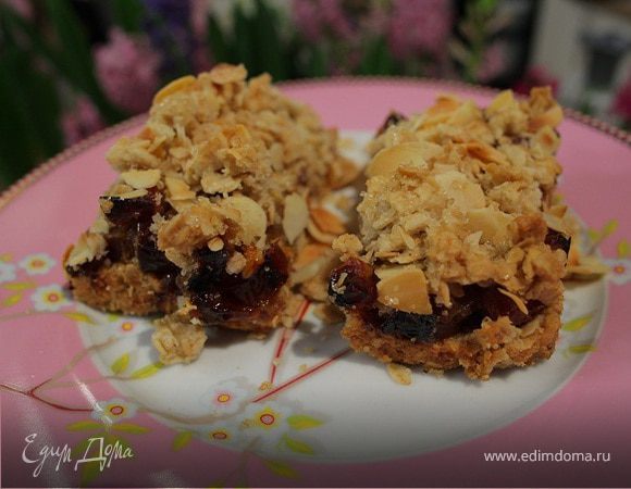 Апельсиново-миндальный крамбл с финиками 